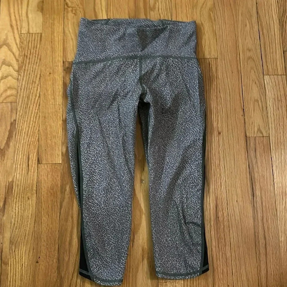 Lululemon sz 6 Train Times Crop (17") Fractal Alpine White Black / Black GUC - Picture 4 of 13